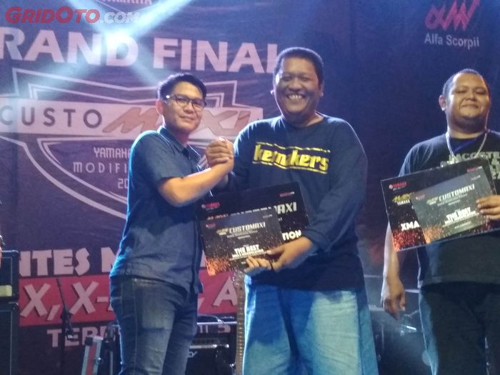 Rendra saat menggenggam jatah finalis kategori NMAX Medan