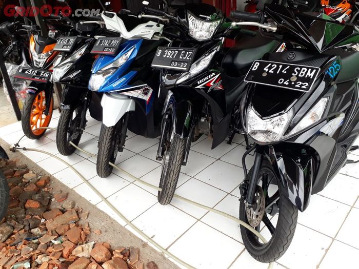 Motor hasil lelangan di sentra motor bekas Condet, Jakarta Timur