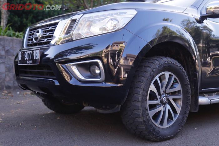 Nissan Navara menggunakan ban bertipe M/T