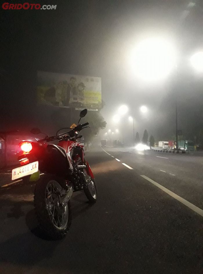 Honda CRF150L sempat digeber gaspol do jalur Jogja-Solo malam hari.