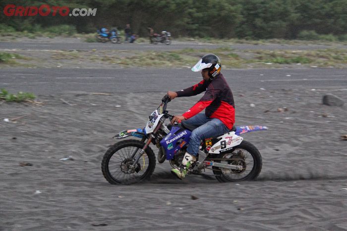 Brother Hendra dengan Kawasaki Ninja 150 modifikasi trail