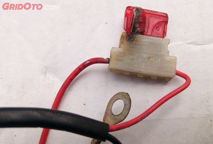 Ilustrasi sekring motor meleleh