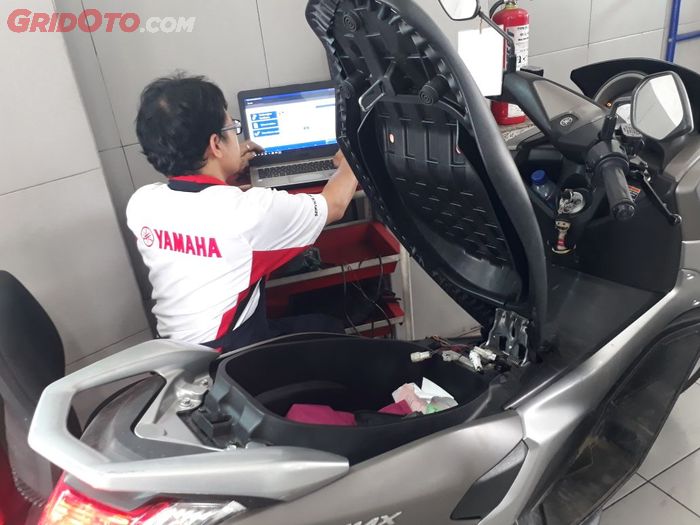 Yamaha NMAX sedang di scan oleh Yamaha Fuel Injection Diagnostic Tool (FIDT)