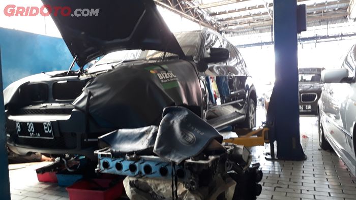BMW X5 yang sedang dilakukan perbaikan di Anugrah Motor BMW