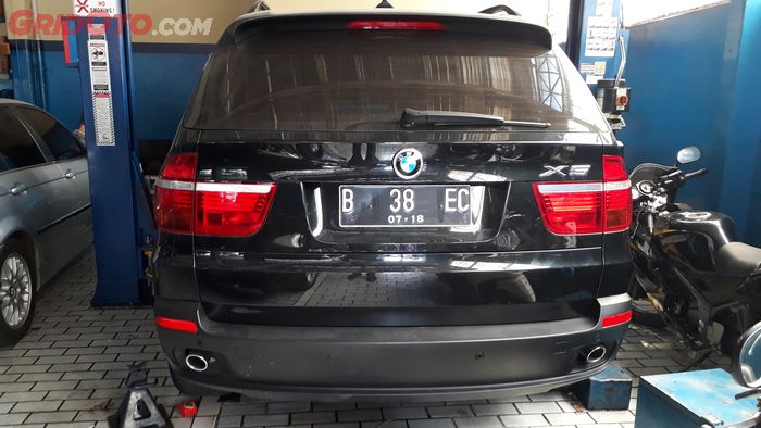 BMW X5 yang sedang menunggu diservis