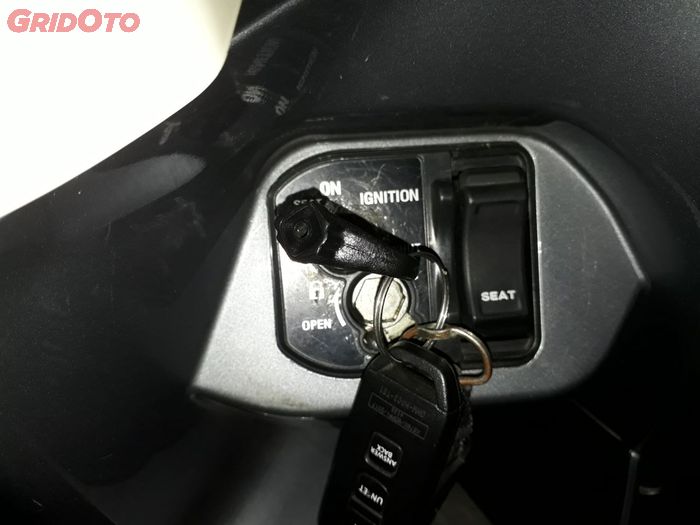 Putar kontak ke posisi off untuk matikan mesin