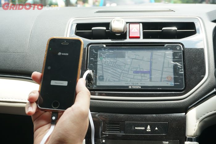 Head unit Toyota Rush terkoneksi ke smartphone melalui kabel data