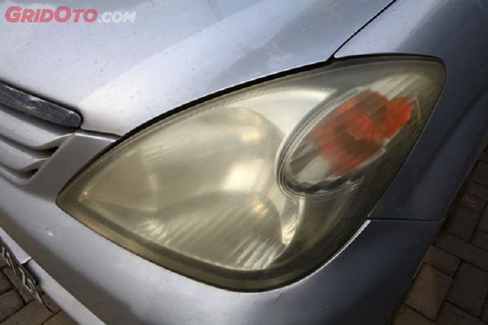 Ilustrasi mika lampu mobil buram bisa dibersihkan dengan teknik nano burn coating