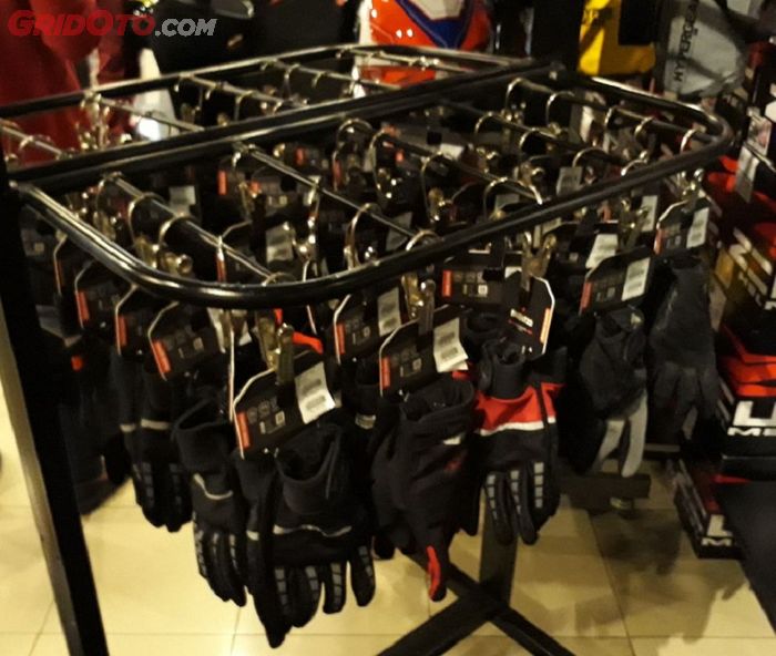 Koleksi glove Inventzo di Motoritz Store, Mahakam, Jakarta Selatan