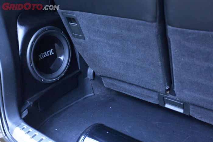 subwoofer lansiran Xtant dipasang untuk Honda Odyssey