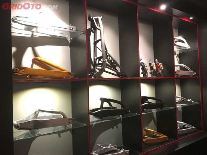 Display swing arm di showroom V-Rossi