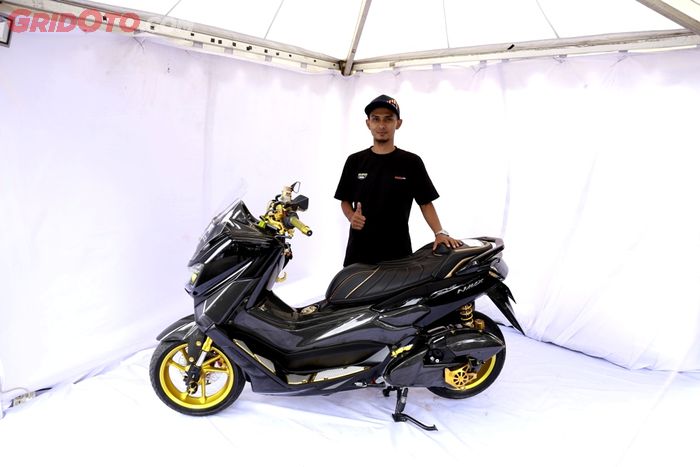 Rofi Purwaningrum dan yamaha NMAX besutannya di ajang Yamaha Customaxi Semarang