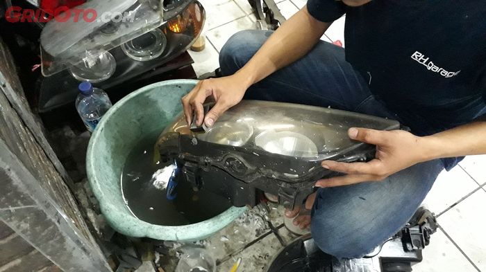 Ilustrasi membersihkan mika lampu mobil