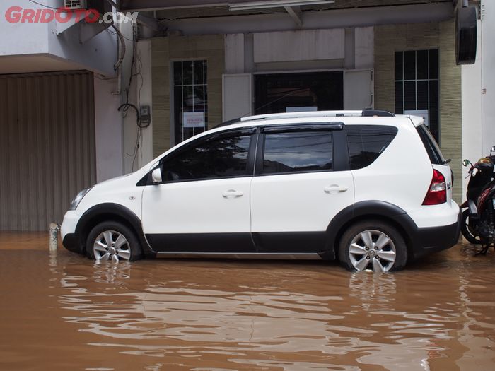 Mobil parkir terjebak banjir