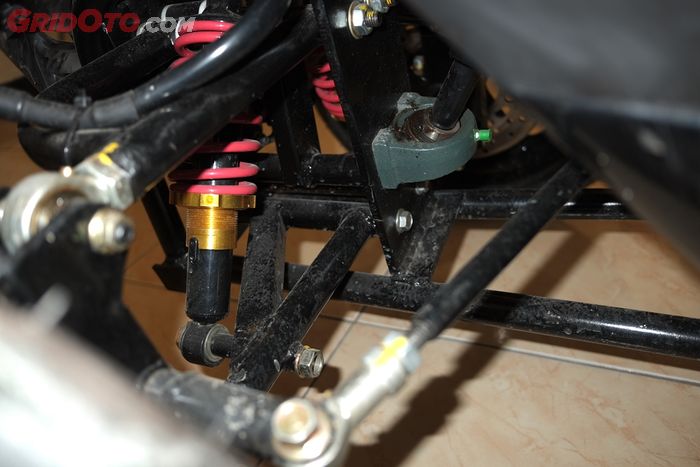 knstruksi tilting thre wheels (TTW) pada reverse trike bikinan RWIN Development