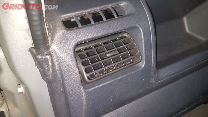 Gerombolan semut di kabin mobil