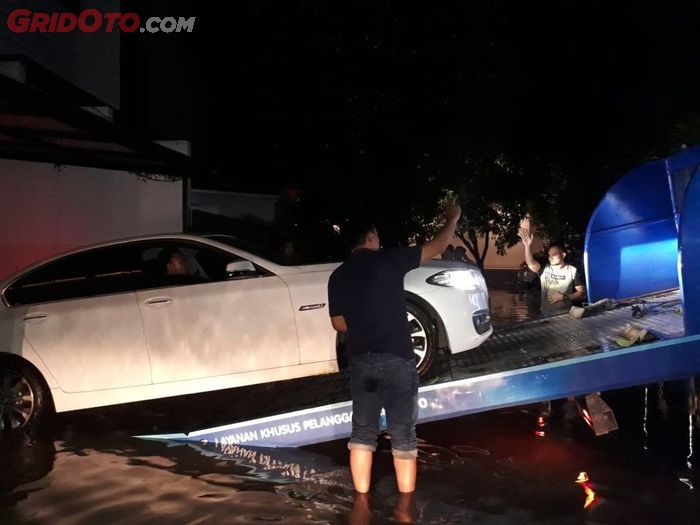 Tim Garda Siaga memberi aba-aba pada sopir saat naikkan mobil ke towing