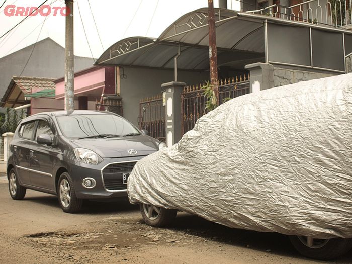 Mobil parkir tempat terbuka atau tanpa garasi