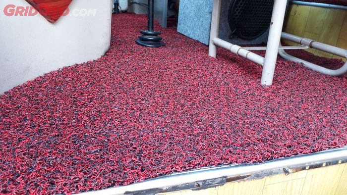 karpet coilmats lansiran Comfort Carpet terpasang rapi di bus wisata Kramat Djati