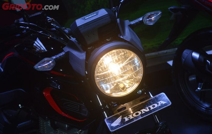 Headlamp Honda CB150 Verza punya lampu senja warna kuning, klasik banget