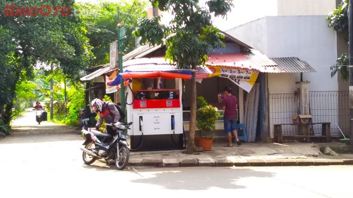 Suasana di lokasi pom bensin eceran dengan menggunakan dispenser digital