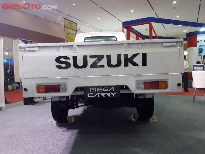 Stiker di bak belakang Suzuki Mega Carry menjadi lebih besar
