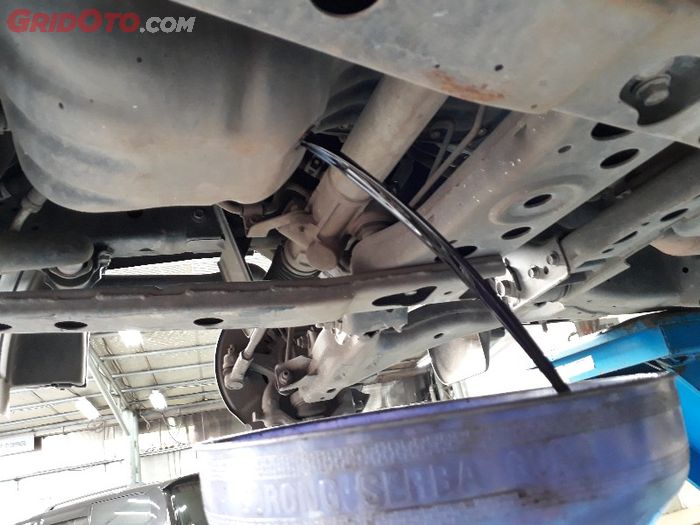 ilustrasi oli mesin yang sudah hitam