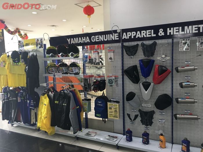 Display apparel dan aksesoris resmi Yamaha