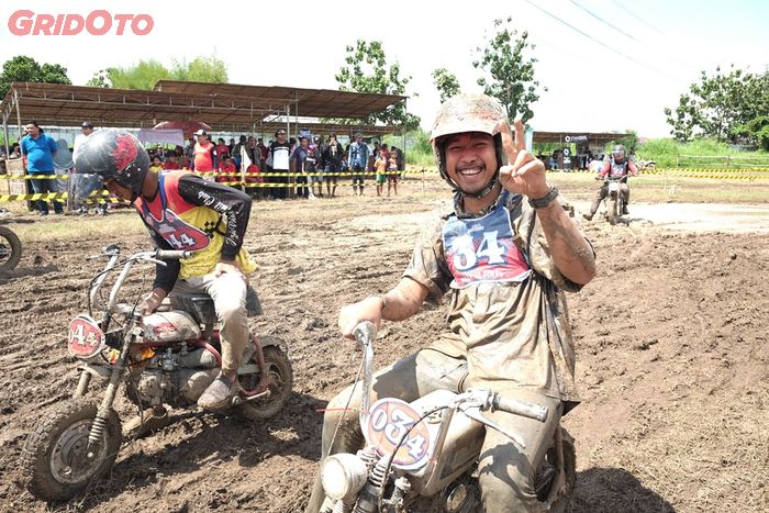 Senyum senyum bae, namanya juga fun race. Yang penting happy Bor!