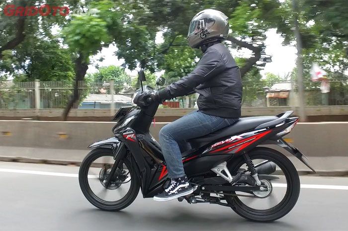 Posisi riding Honda Revo X khas bebek pekerja