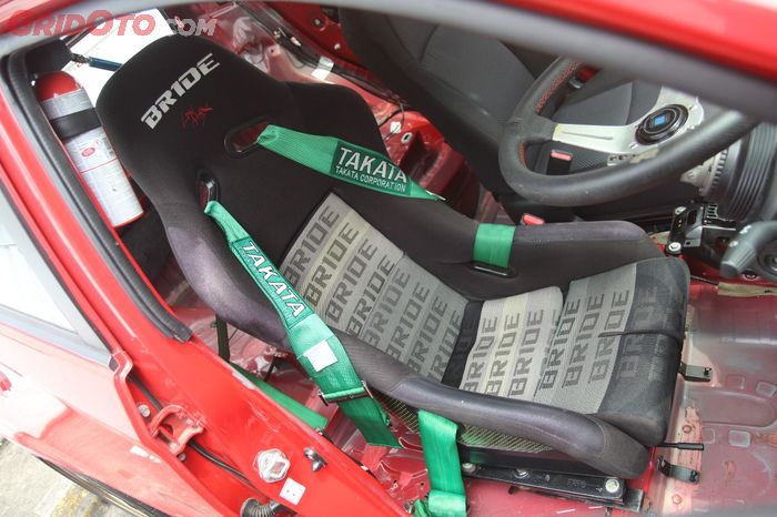 Bucket seat satu saja, jok sebelah lebih sering dilepas