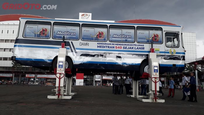 Bus CB 2060 milik Perum Damri yang biasa dijuluki 'Damri Goyobod' saat berada di acara Incubus 2018 di JIExpo Kemayoran , Jakarta