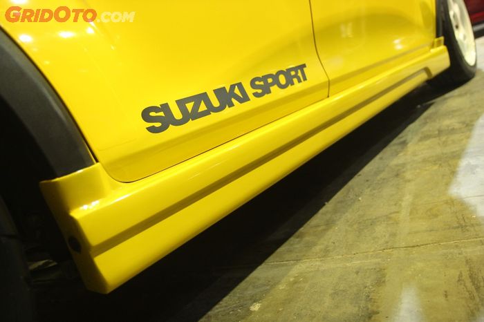 Sideskirt custom berikut stiker Suzuki Sport