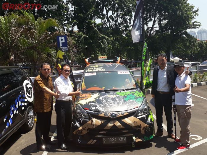 Ketua Umum Velozity dan para petinggi TAM foto bersama Toyota Avanza Veloz modifan milik peserta touring 'Beyond Beautiful Indonesia