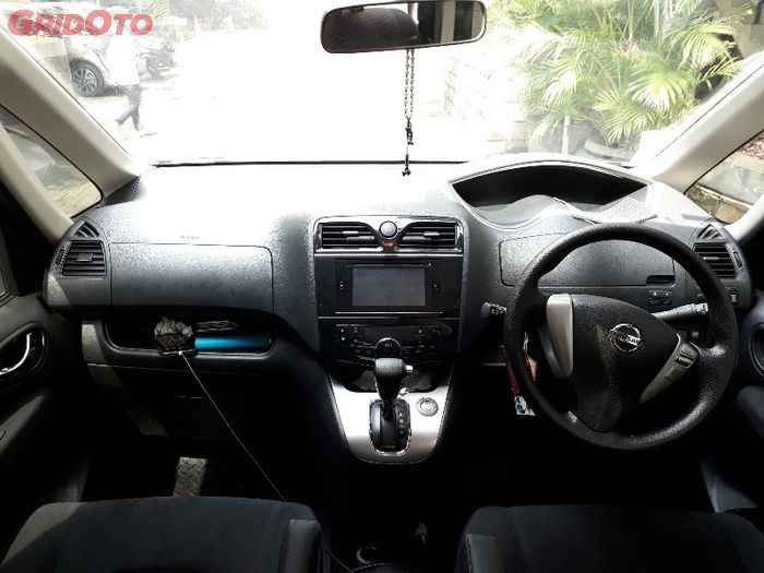 Dasbor Nissan Serena C26 punya daya visibilitas yang besar dan lapang.