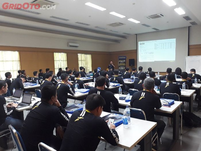 Peserta pelatiham lebih dulu dibekali materi di dalam kelas