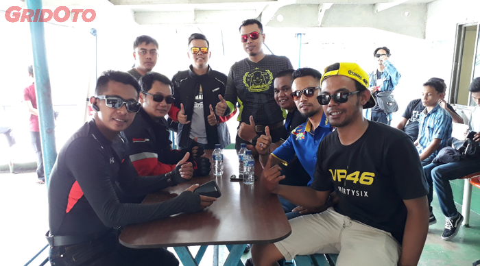 Para Rider dan Tim MAXI YAMAHA Tour de Indonesia saat berada di dalam kapal Fery