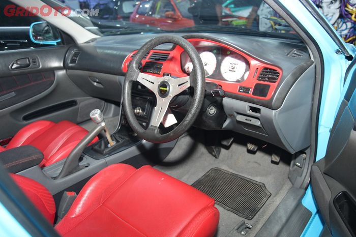 Interior didominasi warna merah, kontras dengan eksterior