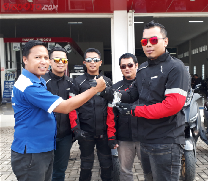 Rider MAXI YAMAHA Balikpapan mendapatkan cindermata dari dealer Yamaha Surya Prima Tanjung, Kalimant
