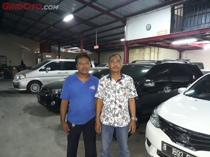Joko Samiono (kiri), Pemilik Jasmin Motor dan Sarjono (kanan), Pemilik Jasmin Motor Bekasi