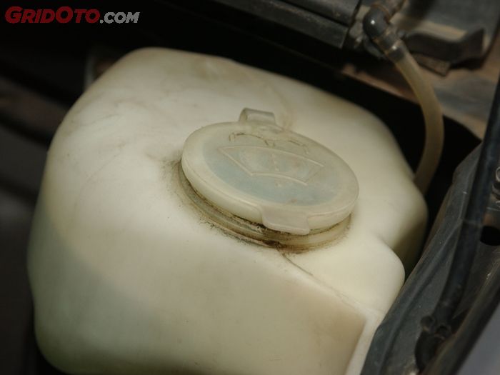 Tabung washer untuk menampung air wiper di mobil
