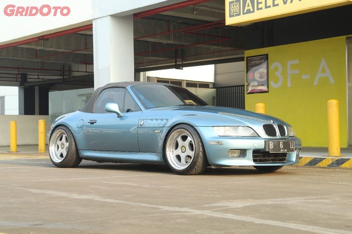 BMW Z3 tahun 90-an, salah satu mobil lawas yang diprediksi akan naik popularitasnya tahun depan.