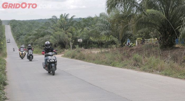 Rider MAXI Yamaha memacu motornya di Tanjakan Ogan Ilir yang medannya bagus