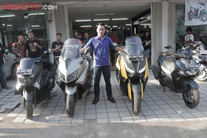 Yohanes Joe, Brand Manager Sentral Yamaha Palembang foto bersama Yamaha MAXI Series 
