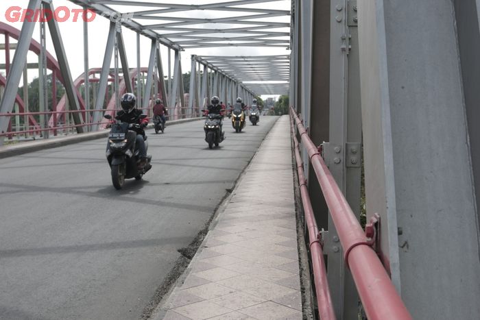 Rider lewati jembatan di Martapura, Sumatera Selatan