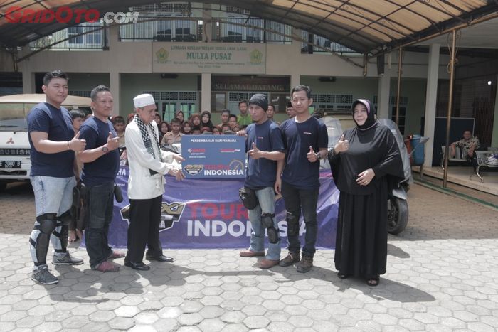 Rider bersama perwakilan Panti Asuhan Mulya Pusat, Kedaton, Bandar Lampung