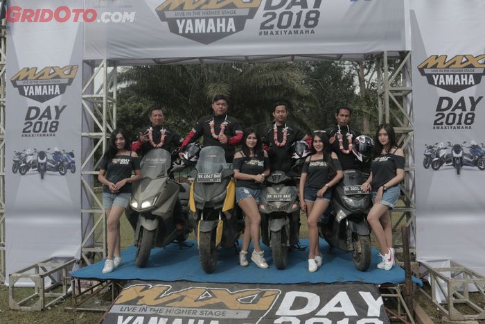 Tim rider etape Palembang - Jakarta mengenakan kalungan bunga yang diberikan sebagai simbol penyambu