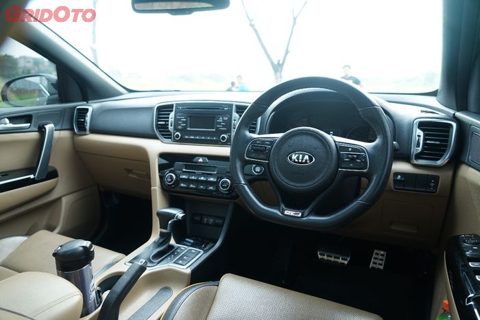 Interior Kia Sportage GT Line lebih lengkap dengan airbags 6 buah, paddle-shift, tombol start/stop mesin dan kontrol stablitas 