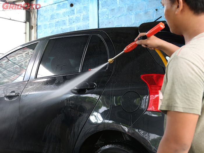 Cuci mobil dengan air bertekanan