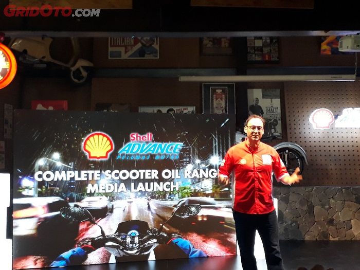 Mario Viarengo pada saat peluncuran dua varian baru pelumas Shell Advance 